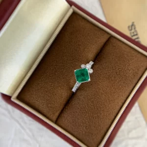 18K Gold Princess-Cut Lab-Grown Emerald Ring — 1 ct — view 1