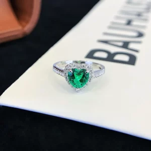 18K Gold Heart Lab-Grown Emerald Ring — 0.8 ct — view 1