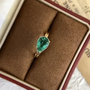 18K Gold Pear-Shaped Lab-Grown Emerald Ring — 1.7 ct — view 1